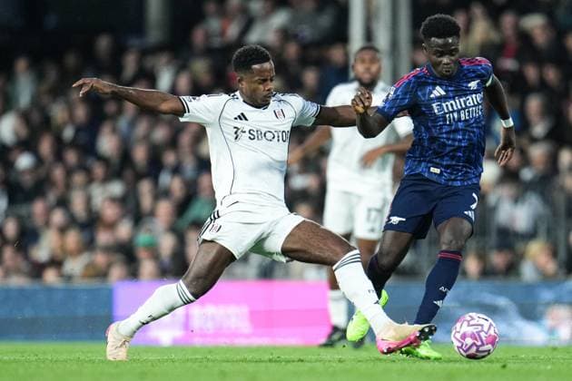 Premier League Fulham v Arsenal Bukayo Saka of Arsenal and Ryan Sessegnon of Fulham during the Premier League match Fulham vs Arsenal at Craven Cottage, London, United Kingdom, 18th October 2025 (Photo by Harvey Murphy News Images) Copyright: xHarveyxMurphy NewsxImagesx
