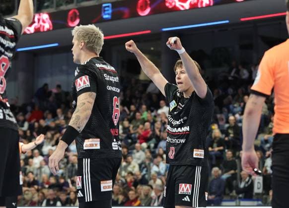 18.10.2025 - Handball - 1. Bundesliga DAIKIN HBL - Saison 2025 2026 - 09. Spieltag: HC Erlangen Metropolregion Nürnberg HCE - HSG Wetzlar - DaMa - xdaxmax - Florian Scheerer (10, HC Erlangen HCE ) ballt Faust Fäuste freut sich Freude