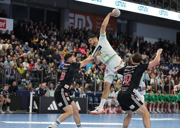 18.10.2025 - Handball - 1. Bundesliga DAIKIN HBL - Saison 2025 2026 - 09. Spieltag: HC Erlangen Metropolregion Nürnberg HCE - HSG Wetzlar - DaMa - xdaxmax - Tobias Buck (39, HC Erlangen HCE ) Stefan Cavor (77, HSG Wetzlar)