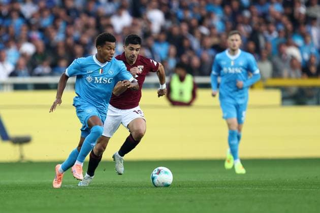 David Neres (Ssc Napoli) und Giovanni Simeone (Torino Fc) battle for the ball, Serie A, Torino FC v SSC Napoli, Olimpico, October 18, 2025, Turin, Italy.