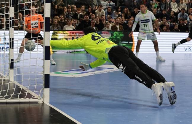 18.10.2025 - Handball - 1. Bundesliga DAIKIN HBL - Saison 2025 2026 - 09. Spieltag: HC Erlangen Metropolregion Nürnberg HCE - HSG Wetzlar - DaMa - xdaxmax - Karim Hendawy (66, HSG Wetzlar) springt Ball hinter her