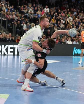 18.10.2025 - Handball - 1. Bundesliga DAIKIN HBL - Saison 2025 2026 - 09. Spieltag: HC Erlangen Metropolregion Nürnberg HCE - HSG Wetzlar - DaMa - xdaxmax - Nikola Grahovac (2, HSG Wetzlar) Florian Scheerer (10, HC Erlangen HCE )