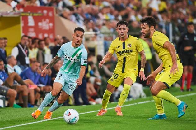 Antony (Real Betis) and Alberto Moleriro (Villarreal CF) during the LaLiga EA Sports match between Villarreal CF and Real Betis at Estadio de la Ceramica on October 18, 2025 in Villarreal, Spain. (Photo by Maria Jose Segovia DeFodi Images) Antony Real Betis and Alberto Moleriro Villarreal CF during the LaLiga EA Sports match between Villarreal CF and Real Betis at Estadio de la Ceramica on October 18, 2025 in Villarreal, Spain Photo by Maria Jose Segovia DeFodi Images
