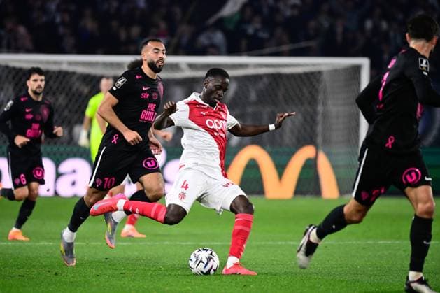 FOOTBALL : Angers vs Monaco - Ligue 1 - 18 10 2025 Jordan Teze ( 4 - Monaco ) and Abdelli Himad ( 10 - Angers ) during the Ligue 1 match between Angers SCO and AS Monaco at Stade Raymond Kopa on October 18, 2025 in Angers, France. ( Photo by Federico Pestellini PsnewZ ) - AngersFrance  Copyright: xFedericoxPestellinix