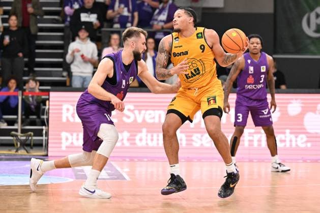 BG Göttingen - Kirchheim Knights Tylan Pope ( 9, KIR) und Hendrik Drescher ( 10, GOT) im Spiel der BARMER 2. Basketball Bundesliga ProA zwischen der BG Göttingen und den Kirchheim Knights in der Sparkassen-Arena, 18.10.2025, Göttingen, Deutschland. (Foto: Swen Pförtner) Göttingen Niedersachsen Deutschland