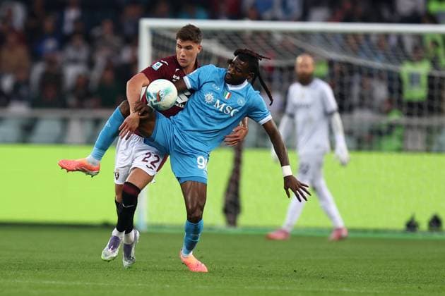 Cesare Casadei (Torino Fc) und Andre Zambo Anguissa (Ssc Napoli) battle for the ball, Serie A, Torino FC v SSC Napoli, Olimpico, October 18, 2025, Turin, Italy.