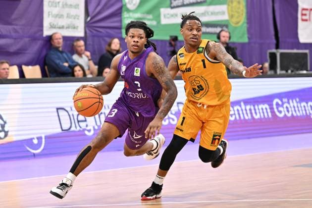 BG Göttingen - Kirchheim Knights Jordan Sears ( 3, GOT) und Phillip Russell ( 1, KIR) im Spiel der BARMER 2. Basketball Bundesliga ProA zwischen der BG Göttingen und den Kirchheim Knights in der Sparkassen-Arena, 18.10.2025, Göttingen, Deutschland. (Foto: Swen Pförtner) Göttingen Niedersachsen Deutschland