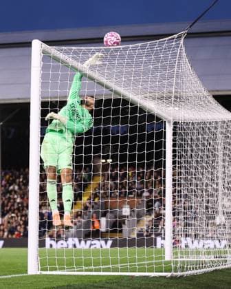 Fulham v Arsenal 18 October 2025, London - Premier League Football - Fulham v Arsenal - Arsenal goalkeeper David Raya tips the ball over the bar - Photo: Jacques Feeney Offside. London UK Copyright: xJacquesxFeeneyx xOffsidexOffside