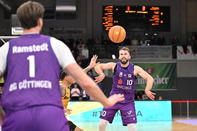 BG Göttingen - Kirchheim Knights Hendrik Drescher ( 10, GOT) im Spiel der BARMER 2. Basketball Bundesliga ProA zwischen der BG Göttingen und den Kirchheim Knights in der Sparkassen-Arena, 18.10.2025, Göttingen, Deutschland. (Foto: Swen Pförtner) Göttingen Niedersachsen Deutschland
