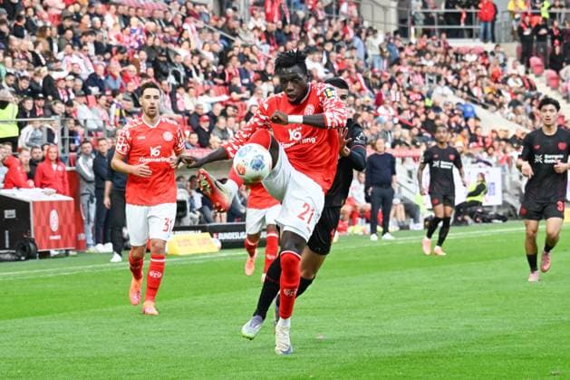 18.10.2025, xsltx, Fussball 1.Bundesliga, FSV Mainz 05 - Bayer 04 Leverkusen v.l. Danny da Costa (1. FSV Mainz 05) (DFL DFB REGULATIONS PROHIBIT ANY USE OF PHOTOGRAPHS as IMAGE SEQUENCES and or QUASI-VIDEO)