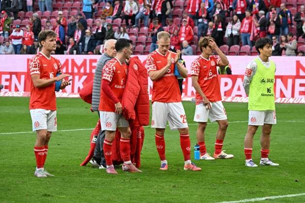 18.10.2025, xsltx, Fussball 1.Bundesliga, FSV Mainz 05 - Bayer 04 Leverkusen v.l. Nach aufopferungsvollem Kampf und einem 3:4 gegen Leverkusen danken die Mainzer Spieler den Fans (DFL DFB REGULATIONS PROHIBIT ANY USE OF PHOTOGRAPHS as IMAGE SEQUENCES and or QUASI-VIDEO)