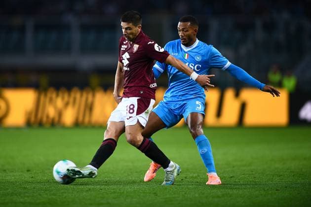 Torino™s Giovanni Simeone battles for the ball with Napoli™s Juan Jesus during the Serie A soccer match between Torino and Napoli at the Stadio Olimpico Grande Torino in Turin, north west Italy - Saturday, October 18, 2025. - Soccer .  Copyright: xAlbertoxGandolfo LaPressex