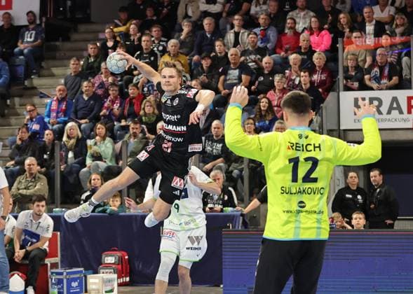 18.10.2025 - Handball - 1. Bundesliga DAIKIN HBL - Saison 2025 2026 - 09. Spieltag: HC Erlangen Metropolregion Nürnberg HCE - HSG Wetzlar - DaMa - xdaxmax - Christopher Bissel (21, HC Erlangen HCE ) Anadin Suljakovic (12, HSG Wetzlar)
