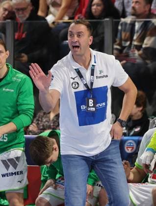 18.10.2025 - Handball - 1. Bundesliga DAIKIN HBL - Saison 2025 2026 - 09. Spieltag: HC Erlangen Metropolregion Nürnberg HCE - HSG Wetzlar - DaMa - xdaxmax - Momor Ilic (Trainer, HSG Wetzlar) zeigt an gestikuliert dirigiert gibt Anweisungen