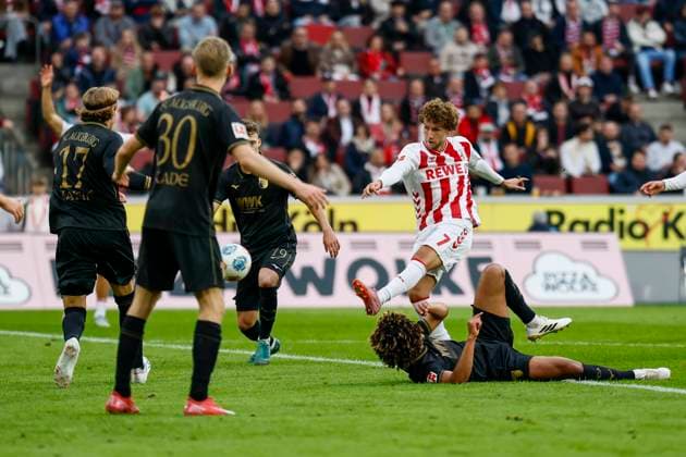 KOELN, GERMANY - OCTOBER 18: Luca Waldschmidt (1. FC Koeln, 7) shoots through the lines of Augsburg during the Bundesliga match between 1. FC Koeln vs. FC Augsburg at the Rheinenergie-Stadion on matchday 7 of the 1. Bundesliga on October 18, 2025 in Koeln, Germany. DFL REGULATIONS PROHIBIT ANY USE OF PHOTOGRAPHS AS IMAGE SEQUENCES AND OR QUASI-VIDEO. Nordrhein-Westfalen Germany Copyright: xBEAUTIFULxSPORTS AxelxKohringx