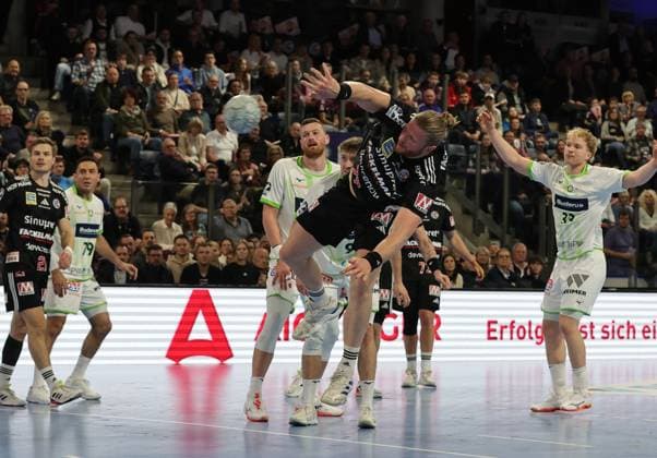 18.10.2025 - Handball - 1. Bundesliga DAIKIN HBL - Saison 2025 2026 - 09. Spieltag: HC Erlangen Metropolregion Nürnberg HCE - HSG Wetzlar - DaMa - xdaxmax - Maciej Gebala (77, HC Erlangen HCE )