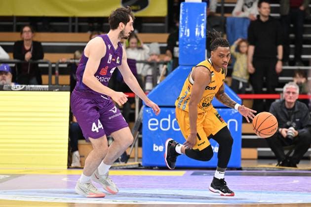 BG Göttingen - Kirchheim Knights Phillip Russell ( 1, KIR) und Julius Böhmer ( 44, GOT) im Spiel der BARMER 2. Basketball Bundesliga ProA zwischen der BG Göttingen und den Kirchheim Knights in der Sparkassen-Arena, 18.10.2025, Göttingen, Deutschland. (Foto: Swen Pförtner) Göttingen Niedersachsen Deutschland
