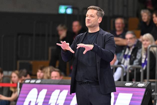 BG Göttingen - Kirchheim Knights Igor Perovic (Head Coach, KIR) im Spiel der BARMER 2. Basketball Bundesliga ProA zwischen der BG Göttingen und den Kirchheim Knights in der Sparkassen-Arena, 18.10.2025, Göttingen, Deutschland. (Foto: Swen Pförtner) Göttingen Niedersachsen Deutschland