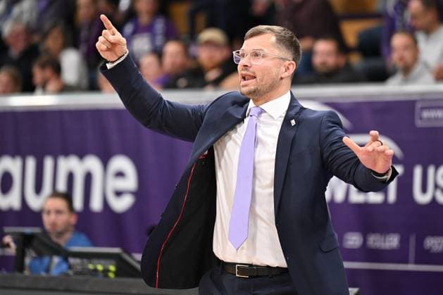 BG Göttingen - Kirchheim Knights Fabian Strauß (Head Coach, GOT) im Spiel der BARMER 2. Basketball Bundesliga ProA zwischen der BG Göttingen und den Kirchheim Knights in der Sparkassen-Arena, 18.10.2025, Göttingen, Deutschland. (Foto: Swen Pförtner) Göttingen Niedersachsen Deutschland