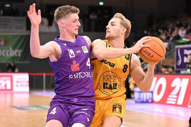 BG Göttingen - Kirchheim Knights Lucas Mayer ( 8, KIR) und Daniel Kirchner ( 4, GOT) im Spiel der BARMER 2. Basketball Bundesliga ProA zwischen der BG Göttingen und den Kirchheim Knights in der Sparkassen-Arena, 18.10.2025, Göttingen, Deutschland. (Foto: Swen Pförtner) Göttingen Niedersachsen Deutschland