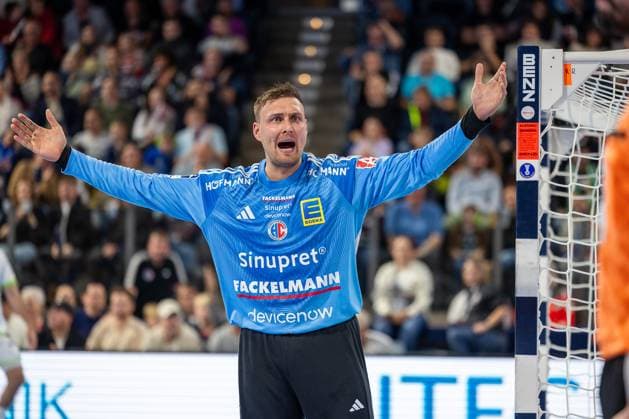 Dario Quenstedt (HC Erlangen, 01) beschwert sich in Richtung Schiedsrichter. HC Erlangen vs. HSG Wetzlar, Handball, 1. Handball Bundesliga, Saison 2025 2026, 9. Spieltag, 18.10.2025 HC Erlangen vs. HSG Wetzlar, Handball, 1. Handball Bundesliga, Saison 2025 2026, 9. Spieltag, 18.10.2025 Nuernberg Copyright: xEibner-Pressefoto ArdanxFuessmanx EP_AFN