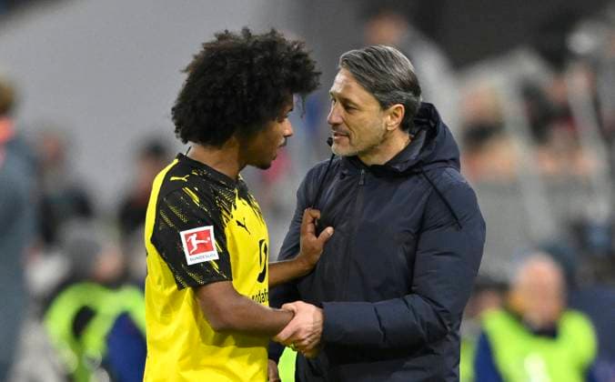 Wechsel Auswechslung Einwechslung Maximilian Beier Borussia Dortmund BVB (14) kommt fuer Karim Adeyemi Borussia Dortmund BVB (27) im Gespraech Diskussion mit Trainer Niko Kovac Borussia Dortmund BVB FC Bayern Muenchen FCB vs Borussia Dortmund BVB Classico 18.10.2025 DFL REGULATIONS PROHIBIT ANY USE OF PHOTOGRAPHS AS IMAGE SEQUENCES AND OR QUASI-VIDEO FC Bayern Muenchen FCB vs Borussia Dortmund BVB Classico *** Change Substitution Substitution Maximilian Beier Borussia Dortmund BVB 14 comes in for Karim Adeyemi Borussia Dortmund BVB 27 in conversation Discussion with coach Niko Kovac Borussia Dortmund BVB FC Bayern Muenchen FCB vs Borussia Dortmund BVB Classico 18 10 2025 DFL REGULATIONS PROHIBIT ANY USE OF PHOTOGRAPHS AS IMAGE SEQUENCES AND OR QUASI VIDEO FC Bayern Muenchen FCB vs Borussia Dortmund BVB Classico