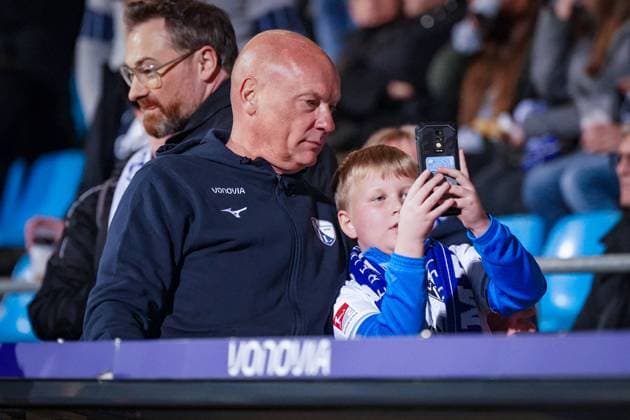 Deutschland: Fussball 2. Bundesliga 2025 26, 9. Spieltag - VfL Bochum vs Hertha BSC Berlin - Vonovia Ruhrstadion (Bochum): Uwe Rösler (Trainer, VfL Bochum) Selfie mit jungen Fan Bochum Nordrhein-Westfalen Deutschland