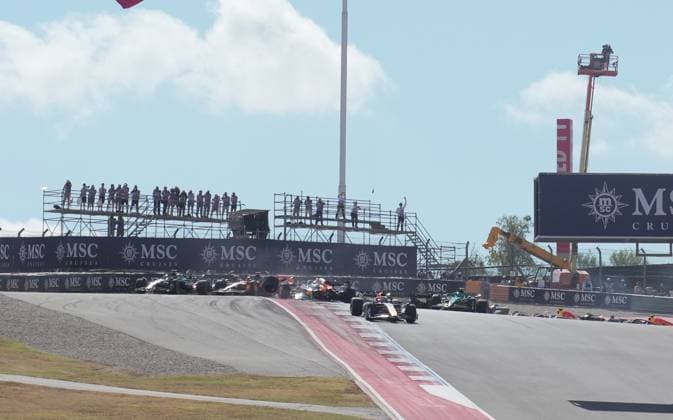 FORMULA 1 MSC CRUISES UNITED STATES GRAND PRIX 2025 18.10.2025, Circuit of The Americas, Austin, FORMULA 1 MSC CRUISES UNITED STATES GRAND PRIX 2025 , im Bild Rennstart:, Max Verstappen (NLD), Oracle Red Bull Racing geht in Führung, Lando Norris (GBR), McLaren F1 Team, Oscar Piastri (AUS), Fernando Alonso (ESP), Aston Martin Aramco Cognizant Formula One Team und Nico Hülkenberg (DEU), Stake F1 Team Kick Sauber verunfallen.Lando Norris (GBR), McLaren F1 Team muss sein Auto abstellen, das später von den Streckenposten geborgen wird.