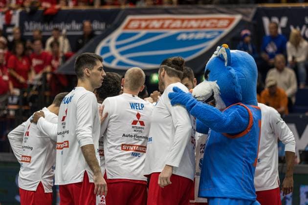 GER, Basketball-Bundesliga-Pokal, Achtelfinale, Syntainics MBC - BMA365 Bamberg Baskets 18.10.2025, Stadthalle, Weißenfels, GER, Basketball-Bundesliga-Pokal, Achtelfinale, Syntainics MBC - BMA365 Bamberg Baskets Schulterschluss beim Syntainics MBC Â Foto Alexander Trienitz Weißenfels Stadthalle Sachsen-Anhalt Deutschland