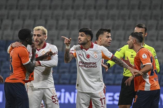 RAMS Basaksehir v Galatasaray - Turkish Super Lig ISTANBUL, TURKIYE - OCTOBER 18: Deniz Turuc of RAMS Basaksehir in action against Abdulkerim Bardakci of Galatasaray during Turkish Super Lig week 9 football match between RAMS Basaksehir and Galatasaray at Basaksehir Fatih Terim Stadium in Istanbul, Turkiye on October 18, 2025. Murat Sengül Anadolu Istanbul Turkey. Editorial use only. Please get in touch for any other usage.  Copyright: x2025xAnadoluxMuratxÅžengülx