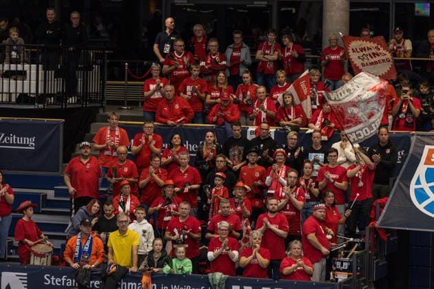GER, Basketball-Bundesliga-Pokal, Achtelfinale, Syntainics MBC - BMA365 Bamberg Baskets 18.10.2025, Stadthalle, Weißenfels, GER, Basketball-Bundesliga-Pokal, Achtelfinale, Syntainics MBC - BMA365 Bamberg Baskets Fan von BMA365 Bamberg Baskets Â Foto Alexander Trienitz Weißenfels Stadthalle Sachsen-Anhalt Deutschland