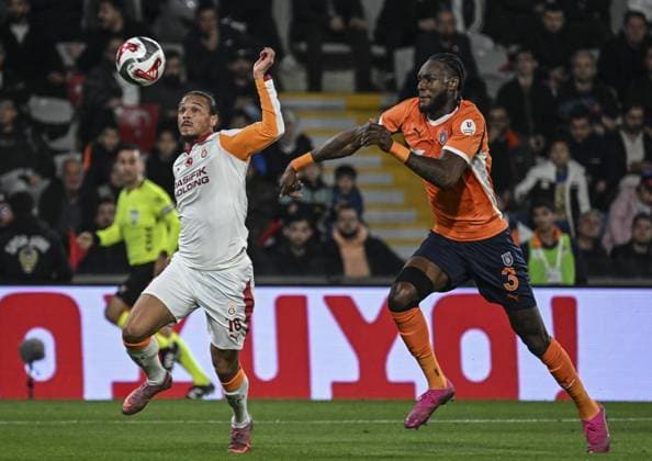 RAMS Basaksehir v Galatasaray - Turkish Super Lig ISTANBUL, TURKIYE - OCTOBER 18: Leroy Sane of Galatasaray in action during Turkish Super Lig week 9 football match between RAMS Basaksehir and Galatasaray at Basaksehir Fatih Terim Stadium in Istanbul, Turkiye on October 18, 2025. Murat Sengül Anadolu Istanbul Turkey. Editorial use only. Please get in touch for any other usage.  Copyright: x2025xAnadoluxMuratxÅžengülx