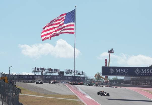 FORMULA 1 MSC CRUISES UNITED STATES GRAND PRIX 2025 18.10.2025, Circuit of The Americas, Austin, FORMULA 1 MSC CRUISES UNITED STATES GRAND PRIX 2025 , im Bild Rennstart:, Max Verstappen (NLD), Oracle Red Bull Racing geht in Führung, Lando Norris (GBR), McLaren F1 Team, Oscar Piastri (AUS), Fernando Alonso (ESP), Aston Martin Aramco Cognizant Formula One Team und Nico Hülkenberg (DEU), Stake F1 Team Kick Sauber verunfallen.Lando Norris (GBR), McLaren F1 Team muss sein Auto abstellen, das später von den Streckenposten geborgen wird.
