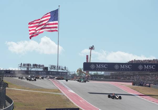 FORMULA 1 MSC CRUISES UNITED STATES GRAND PRIX 2025 18.10.2025, Circuit of The Americas, Austin, FORMULA 1 MSC CRUISES UNITED STATES GRAND PRIX 2025 , im Bild Rennstart:, Max Verstappen (NLD), Oracle Red Bull Racing geht in Führung, Lando Norris (GBR), McLaren F1 Team, Oscar Piastri (AUS), Fernando Alonso (ESP), Aston Martin Aramco Cognizant Formula One Team und Nico Hülkenberg (DEU), Stake F1 Team Kick Sauber verunfallen.Lando Norris (GBR), McLaren F1 Team muss sein Auto abstellen, das später von den Streckenposten geborgen wird.