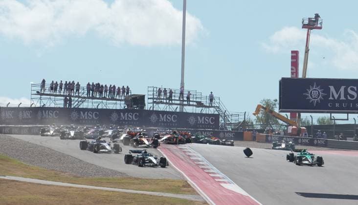 FORMULA 1 MSC CRUISES UNITED STATES GRAND PRIX 2025 18.10.2025, Circuit of The Americas, Austin, FORMULA 1 MSC CRUISES UNITED STATES GRAND PRIX 2025 , im Bild Rennstart:, Max Verstappen (NLD), Oracle Red Bull Racing geht in Führung, Lando Norris (GBR), McLaren F1 Team, Oscar Piastri (AUS), Fernando Alonso (ESP), Aston Martin Aramco Cognizant Formula One Team und Nico Hülkenberg (DEU), Stake F1 Team Kick Sauber verunfallen.Lando Norris (GBR), McLaren F1 Team muss sein Auto abstellen, das später von den Streckenposten geborgen wird.
