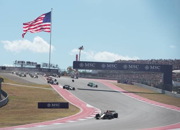 FORMULA 1 MSC CRUISES UNITED STATES GRAND PRIX 2025 18.10.2025, Circuit of The Americas, Austin, FORMULA 1 MSC CRUISES UNITED STATES GRAND PRIX 2025 , im Bild Rennstart:, Max Verstappen (NLD), Oracle Red Bull Racing geht in Führung, Lando Norris (GBR), McLaren F1 Team, Oscar Piastri (AUS), Fernando Alonso (ESP), Aston Martin Aramco Cognizant Formula One Team und Nico Hülkenberg (DEU), Stake F1 Team Kick Sauber verunfallen.Lando Norris (GBR), McLaren F1 Team muss sein Auto abstellen, das später von den Streckenposten geborgen wird.