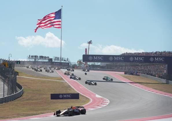 FORMULA 1 MSC CRUISES UNITED STATES GRAND PRIX 2025 18.10.2025, Circuit of The Americas, Austin, FORMULA 1 MSC CRUISES UNITED STATES GRAND PRIX 2025 , im Bild Rennstart:, Max Verstappen (NLD), Oracle Red Bull Racing geht in Führung, Lando Norris (GBR), McLaren F1 Team, Oscar Piastri (AUS), Fernando Alonso (ESP), Aston Martin Aramco Cognizant Formula One Team und Nico Hülkenberg (DEU), Stake F1 Team Kick Sauber verunfallen.Lando Norris (GBR), McLaren F1 Team muss sein Auto abstellen, das später von den Streckenposten geborgen wird.