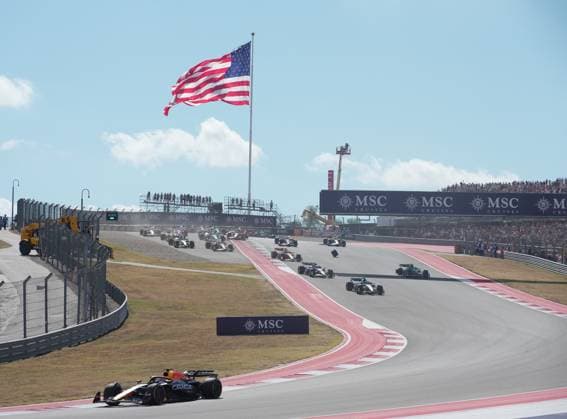 FORMULA 1 MSC CRUISES UNITED STATES GRAND PRIX 2025 18.10.2025, Circuit of The Americas, Austin, FORMULA 1 MSC CRUISES UNITED STATES GRAND PRIX 2025 , im Bild Rennstart:, Max Verstappen (NLD), Oracle Red Bull Racing geht in Führung, Lando Norris (GBR), McLaren F1 Team, Oscar Piastri (AUS), Fernando Alonso (ESP), Aston Martin Aramco Cognizant Formula One Team und Nico Hülkenberg (DEU), Stake F1 Team Kick Sauber verunfallen.Lando Norris (GBR), McLaren F1 Team muss sein Auto abstellen, das später von den Streckenposten geborgen wird.