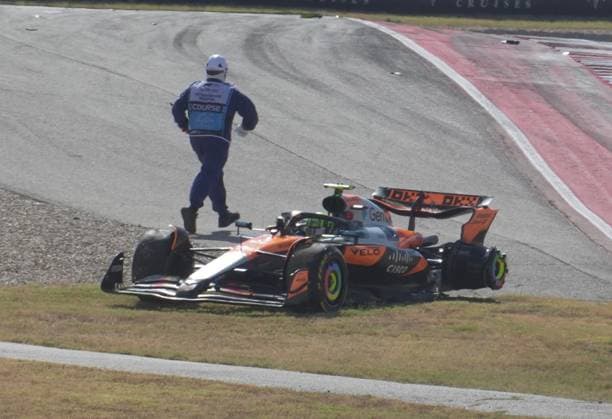 FORMULA 1 MSC CRUISES UNITED STATES GRAND PRIX 2025 18.10.2025, Circuit of The Americas, Austin, FORMULA 1 MSC CRUISES UNITED STATES GRAND PRIX 2025 , im Bild Rennstart:, Max Verstappen (NLD), Oracle Red Bull Racing geht in Führung, Lando Norris (GBR), McLaren F1 Team, Oscar Piastri (AUS), Fernando Alonso (ESP), Aston Martin Aramco Cognizant Formula One Team und Nico Hülkenberg (DEU), Stake F1 Team Kick Sauber verunfallen.Lando Norris (GBR), McLaren F1 Team muss sein Auto abstellen, das später von den Streckenposten geborgen wird.