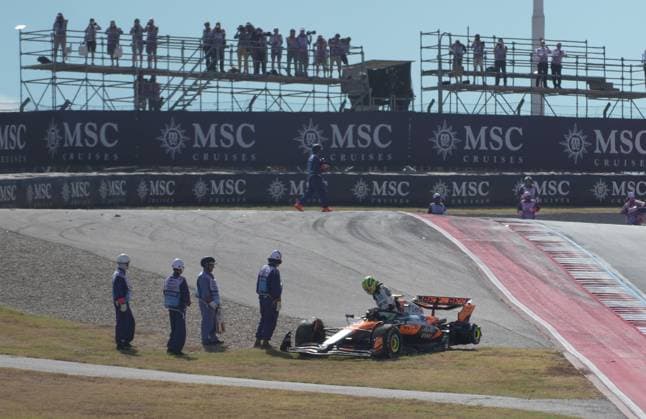 FORMULA 1 MSC CRUISES UNITED STATES GRAND PRIX 2025 18.10.2025, Circuit of The Americas, Austin, FORMULA 1 MSC CRUISES UNITED STATES GRAND PRIX 2025 , im Bild Rennstart:, Max Verstappen (NLD), Oracle Red Bull Racing geht in Führung, Lando Norris (GBR), McLaren F1 Team, Oscar Piastri (AUS), Fernando Alonso (ESP), Aston Martin Aramco Cognizant Formula One Team und Nico Hülkenberg (DEU), Stake F1 Team Kick Sauber verunfallen.Lando Norris (GBR), McLaren F1 Team muss sein Auto abstellen, das später von den Streckenposten geborgen wird.