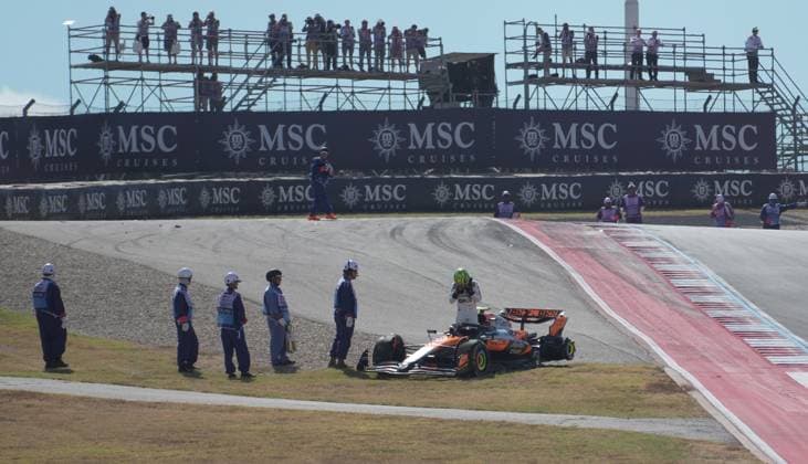 FORMULA 1 MSC CRUISES UNITED STATES GRAND PRIX 2025 18.10.2025, Circuit of The Americas, Austin, FORMULA 1 MSC CRUISES UNITED STATES GRAND PRIX 2025 , im Bild Rennstart:, Max Verstappen (NLD), Oracle Red Bull Racing geht in Führung, Lando Norris (GBR), McLaren F1 Team, Oscar Piastri (AUS), Fernando Alonso (ESP), Aston Martin Aramco Cognizant Formula One Team und Nico Hülkenberg (DEU), Stake F1 Team Kick Sauber verunfallen.Lando Norris (GBR), McLaren F1 Team muss sein Auto abstellen, das später von den Streckenposten geborgen wird.