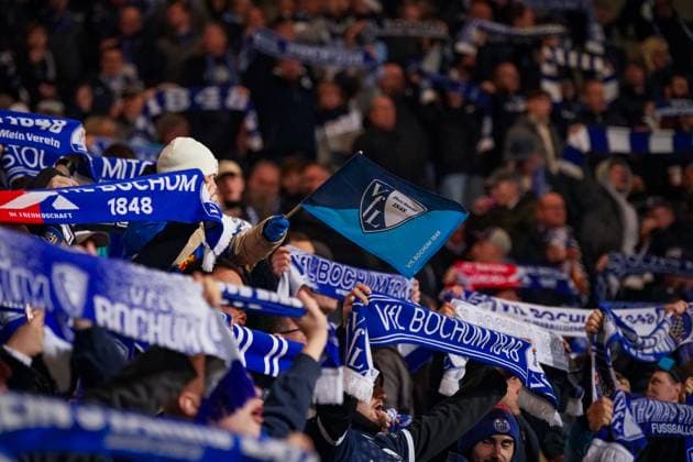 Deutschland: Fußball 2. Bundesliga 2025 26, 9. Spieltag VfL Bochum vs Hertha BSC Berlin Vonovia Ruhrstadion (Bochum): Fans des VfL Bochum feiern mit blau-weißen Schals und Gesängen. Heimspielstimmung im Ruhrpott unter Flutlicht. Emotion, Tradition, Fanblock, Fußballleidenschaft, Stimmung, Bundesliga, VfL Bochum, Hertha BSC. Bochum Nordrhein-Westfalen Deutschland