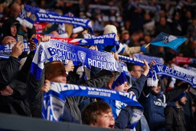 Deutschland: Fußball 2. Bundesliga 2025 26, 9. Spieltag VfL Bochum vs Hertha BSC Berlin Vonovia Ruhrstadion (Bochum): Fans des VfL Bochum feiern mit blau-weißen Schals und Gesängen. Heimspielstimmung im Ruhrpott unter Flutlicht. Emotion, Tradition, Fanblock, Fußballleidenschaft, Stimmung, Bundesliga, VfL Bochum, Hertha BSC. Bochum Nordrhein-Westfalen Deutschland *** Germany Football 2 Bundesliga 2025 26, 9 Matchday VfL Bochum vs Hertha BSC Berlin Vonovia Ruhrstadion Bochum VfL Bochum fans celebrate home match atmosphere in the Ruhrpott under floodlights with blue and white scarves and chants Emotion, tradition, fan block, soccer passion, atmosphere, sport, Bundesliga, VfL Bochum, Hertha BSC Bochum North Rhine-Westphalia Germany Copyright: xJOERANxSTEINSIEKx