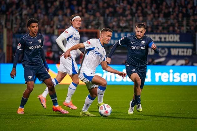 Deutschland: Fussball 2. Bundesliga 2025 26, 9. Spieltag - VfL Bochum vs Hertha BSC Berlin - Vonovia Ruhrstadion (Bochum): Paul Seguin (Hertha BSC, 30) und Erhan MaÅ¡oviÄ‡ Masovic (VfL Bochum, 4) Bochum Nordrhein-Westfalen Deutschland