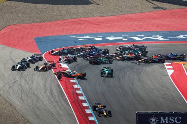F1 - UNITED STATES GRAND PRIX 2025 start of the sprint race, depart, 01 VERSTAPPEN Max (nld), Red Bull Racing RB21, 04 NORRIS Lando (gbr), McLaren F1 Team MCL39, 81 PIASTRI Oscar (aus), McLaren F1 Team MCL39, 27 HULKENBERG Nico (ger), Stake F1 Team Kick C45, 14 ALONSO Fernando (spa), Aston Martin F1 Team AMR24, action crash, accident, during the 2025 Formula 1 United States Grand Prix, 19th round of the 2025 FIA Formula One World Championship, WM, Weltmeisterschaft from October 17 to 19, 2025 on the Circuit of the Americas, in Austin, Texas, United States of America - AustinUnited States Copyright: xANTONINxVINCENTx