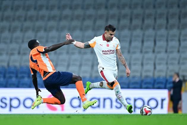 RAMS Basaksehir v Galatasaray - Turkish Super Lig ISTANBUL, TURKIYE - OCTOBER 18: Olivier Michel Kemen (L) of RAMS Basaksehir in action against Abdulkerim Bardakci (R) of Galatasaray during Turkish Super Lig week 9 football match between RAMS Basaksehir and Galatasaray at Basaksehir Fatih Terim Stadium in Istanbul, Turkiye on October 18, 2025. Abdulhamid Hosbas Anadolu Istanbul Turkey. Editorial use only. Please get in touch for any other usage.  Copyright: x2025xAnadoluxAbdulhamidxHosbasx
