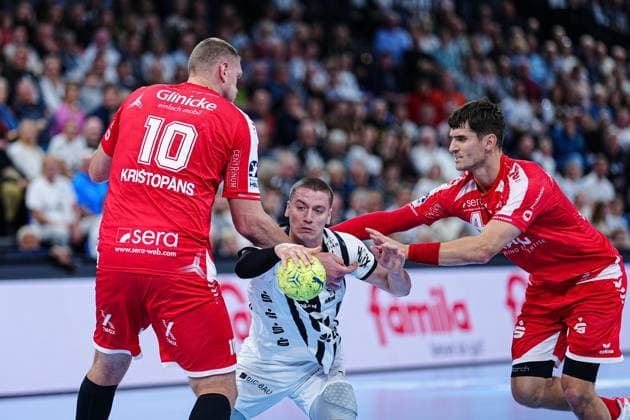 Dainis Kristopans (MT Melsungen, 10), Elias Ellefsen a Skipagotu (THW Kiel, 71), Nikolaj Enderleit (MT Melsungen, 04) GER, THW Kiel vs. MT Melsungen, Handball, 1. Bundesliga, Spieltag 09, Saison 2025 2026, 18.10.2025 GER, THW Kiel vs. MT Melsungen, Handball, 1. Bundesliga, Spieltag 09, Saison 2025 2026, 18.10.2025 Kiel Copyright: xEibner-Pressefoto MarcelxvonxFehrnx EP_MFN