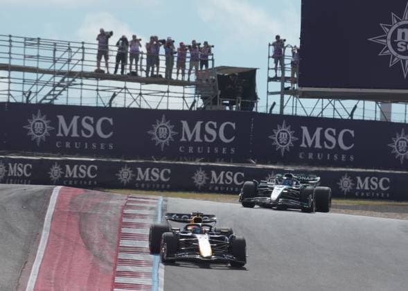 FORMULA 1 MSC CRUISES UNITED STATES GRAND PRIX 2025 18.10.2025, Circuit of The Americas, Austin, FORMULA 1 MSC CRUISES UNITED STATES GRAND PRIX 2025 , im Bild Max Verstappen (NLD), Oracle Red Bull Racing, George Russell (GBR), Mercedes-AMG Petronas Formula One Team