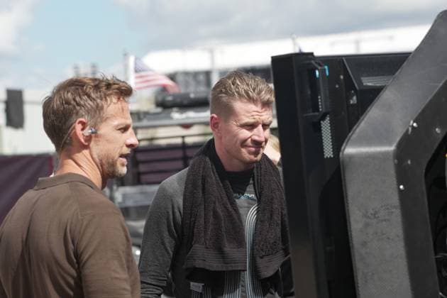 FORMULA 1 MSC CRUISES UNITED STATES GRAND PRIX 2025 18.10.2025, Circuit of The Americas, Austin, FORMULA 1 MSC CRUISES UNITED STATES GRAND PRIX 2025 , im Bild Nico Hülkenberg (DEU), Stake F1 Team Kick Sauber schaut sich mit Sky England Experten Jenson Button seinen Unfall am Bildschirm an.