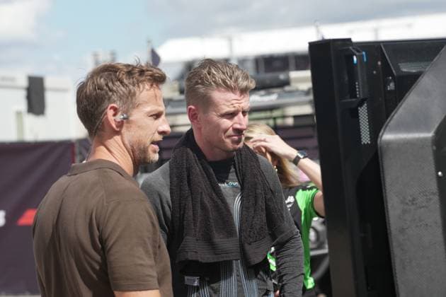 FORMULA 1 MSC CRUISES UNITED STATES GRAND PRIX 2025 18.10.2025, Circuit of The Americas, Austin, FORMULA 1 MSC CRUISES UNITED STATES GRAND PRIX 2025 , im Bild Nico Hülkenberg (DEU), Stake F1 Team Kick Sauber schaut sich mit Sky England Experten Jenson Button seinen Unfall am Bildschirm an.
